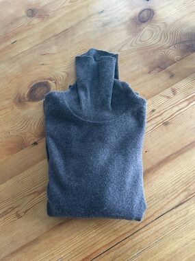 Never worn! 100% Pure Cashmere Turtleneck Sweater in Walnut (M)